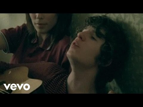 Текст песни The Kooks - She Moves In Her Own Way