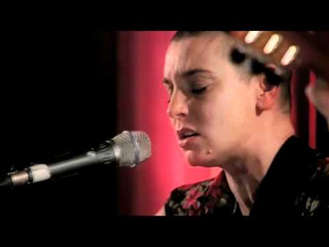 Текст песни Sinead OConnor - I Dont Know How To Love Him