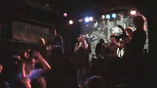 Текст песни Краснознаменная дивизия имени моей бабушки - Девочка, наступившая на хлеб