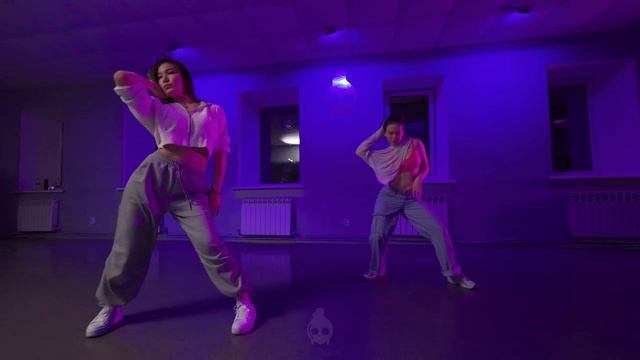 Перевод песни Tate McRae - Sports car