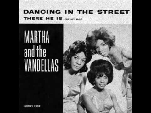 Текст песни  - Dancing In The Street (Single Version) [Stereo]