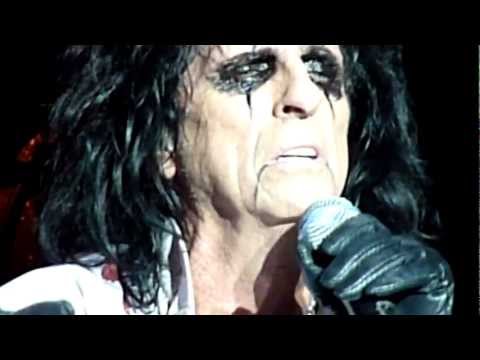 Текст песни ALICE COOPER - Only Women Bleed Live