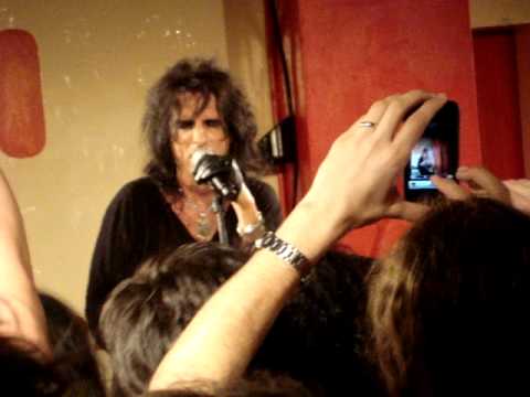 Текст песни ALICE COOPER - We Gotta Get Out Of This Place