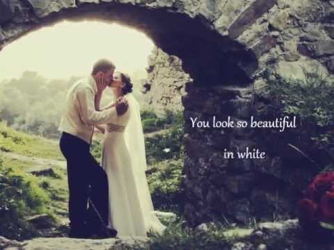 Текст песни  - Beautiful In White