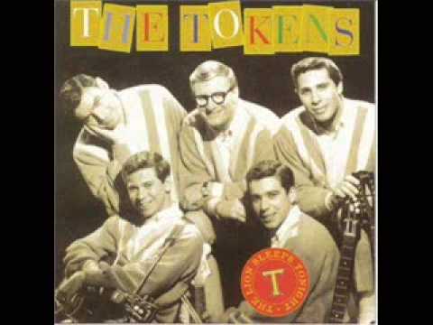Текст песни The Tokens - The lions sleep tonight