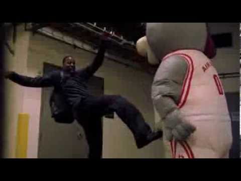 Текст песни Mascot Fight - Terry Is The Chicago Sun