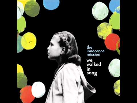 Текст песни  - Walking Around
