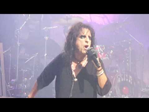 Текст песни ALICE COOPER - The World Needs Guts