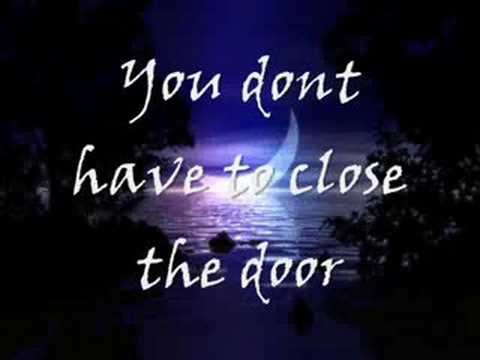 Текст песни  - Close The Door